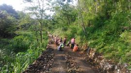 Jum'at Bersih, Warga Kembang Gugur Gunung Bersihkan JUT